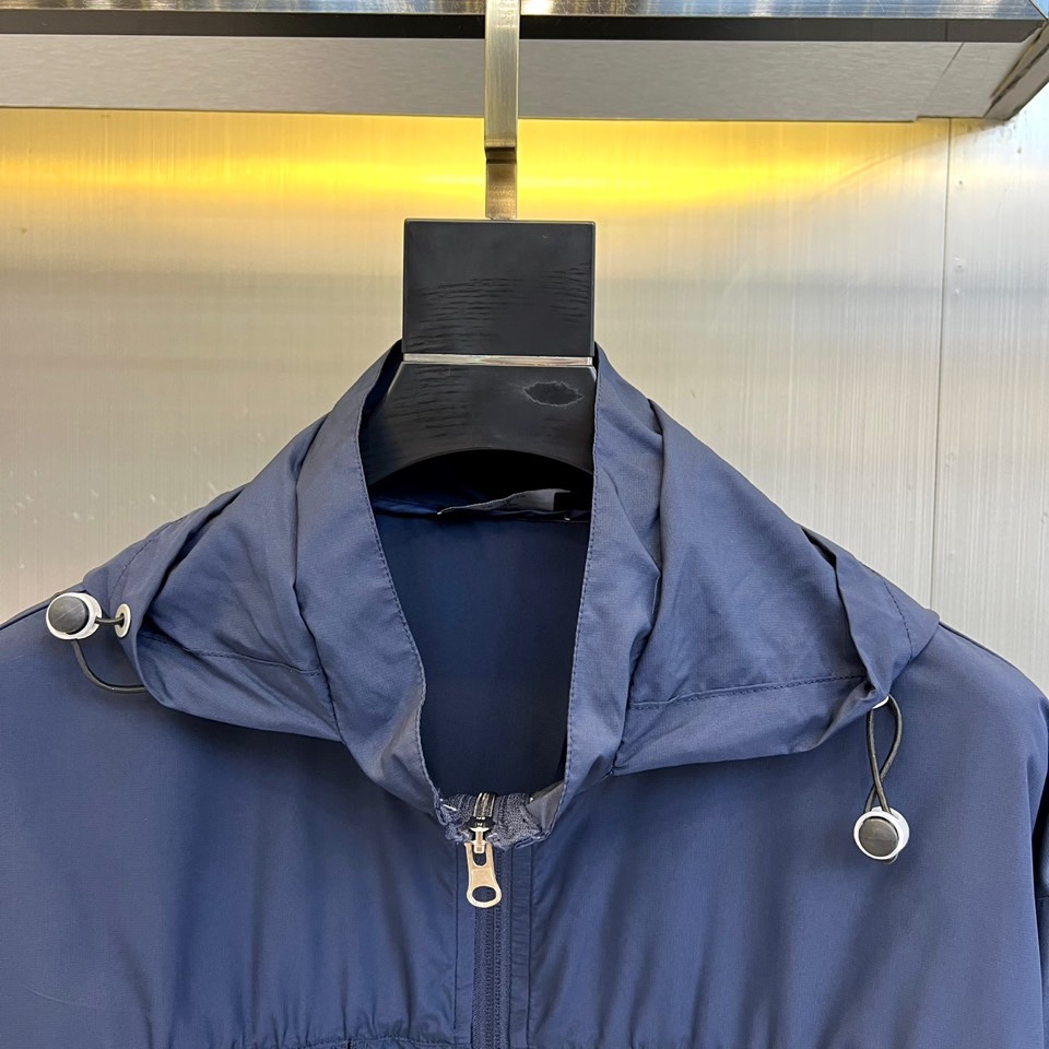 
Arcteryx 始祖鸟、2025男士连帽休闲夹克春夏装薄款外套防晒衣。超轻四面弹力防晒面料，全压胶防