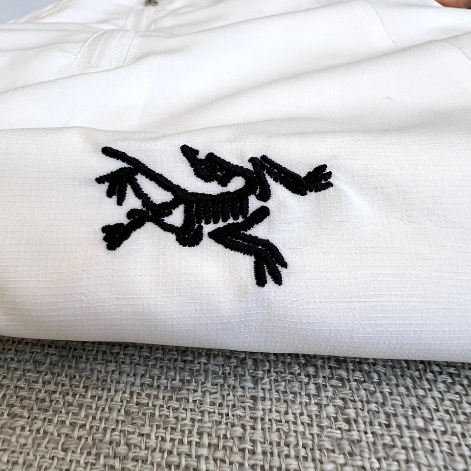 
Arcteryx 始祖鸟、2025男士连帽休闲夹克春夏装薄款外套防晒衣。超轻四面弹力防晒面料，全压胶防