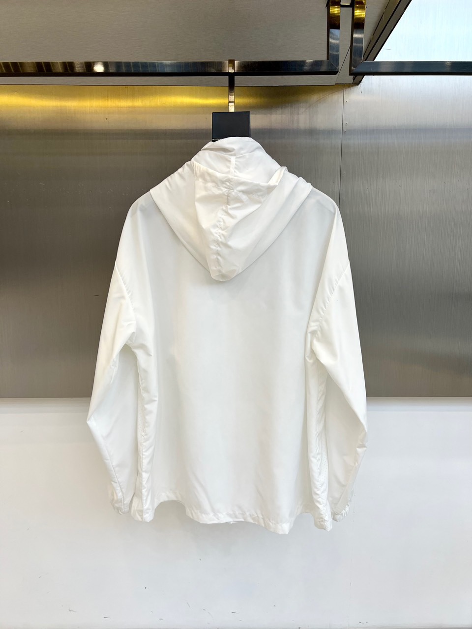 
Arcteryx 始祖鸟、2025男士连帽休闲夹克春夏装薄款外套防晒衣。超轻四面弹力防晒面料，全压胶防