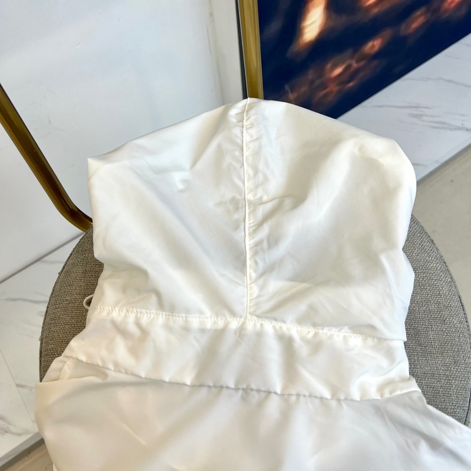 
Arcteryx 始祖鸟、2025男士连帽休闲夹克春夏装薄款外套防晒衣。超轻四面弹力防晒面料，全压胶防