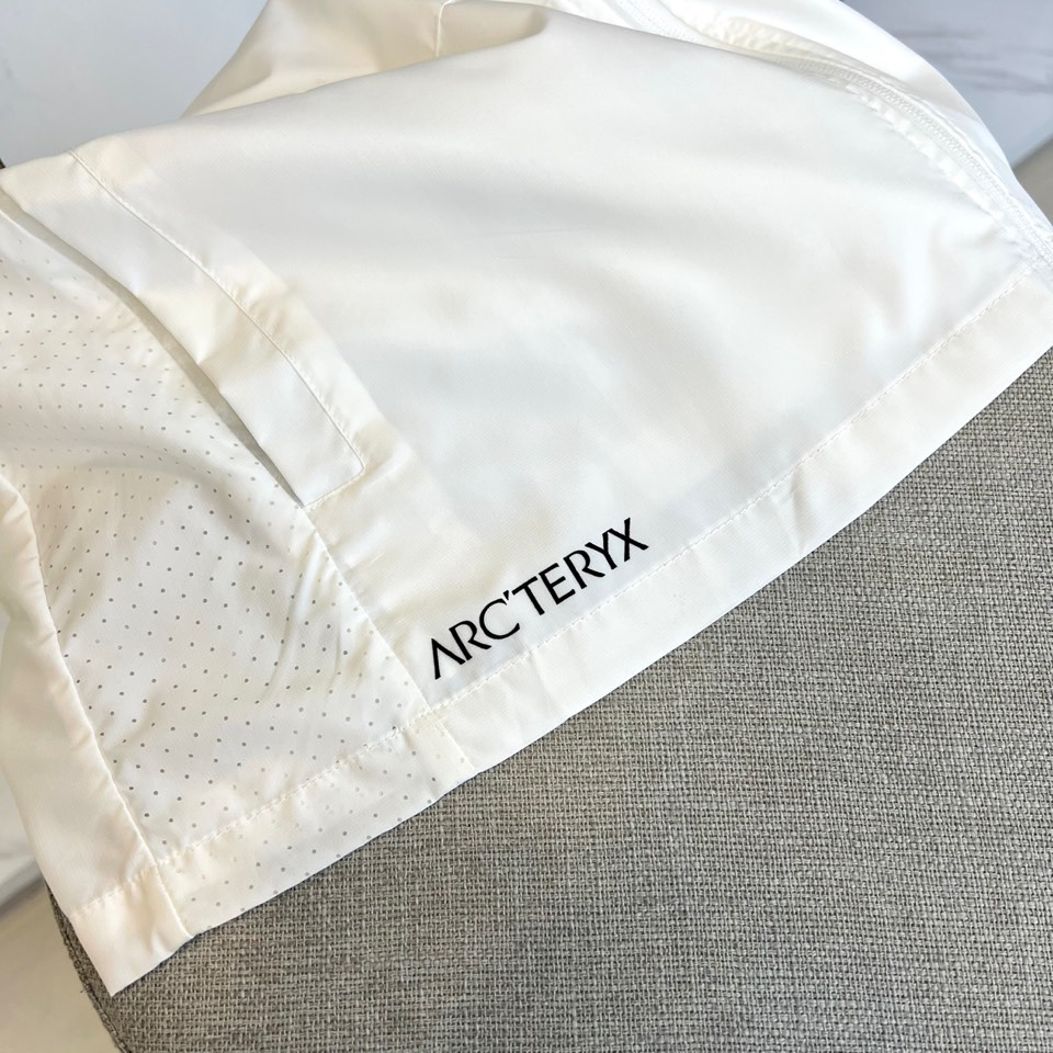 
Arcteryx 始祖鸟、2025男士连帽休闲夹克春夏装薄款外套防晒衣。超轻四面弹力防晒面料，全压胶防