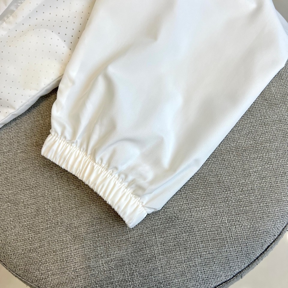 
Arcteryx 始祖鸟、2025男士连帽休闲夹克春夏装薄款外套防晒衣。超轻四面弹力防晒面料，全压胶防