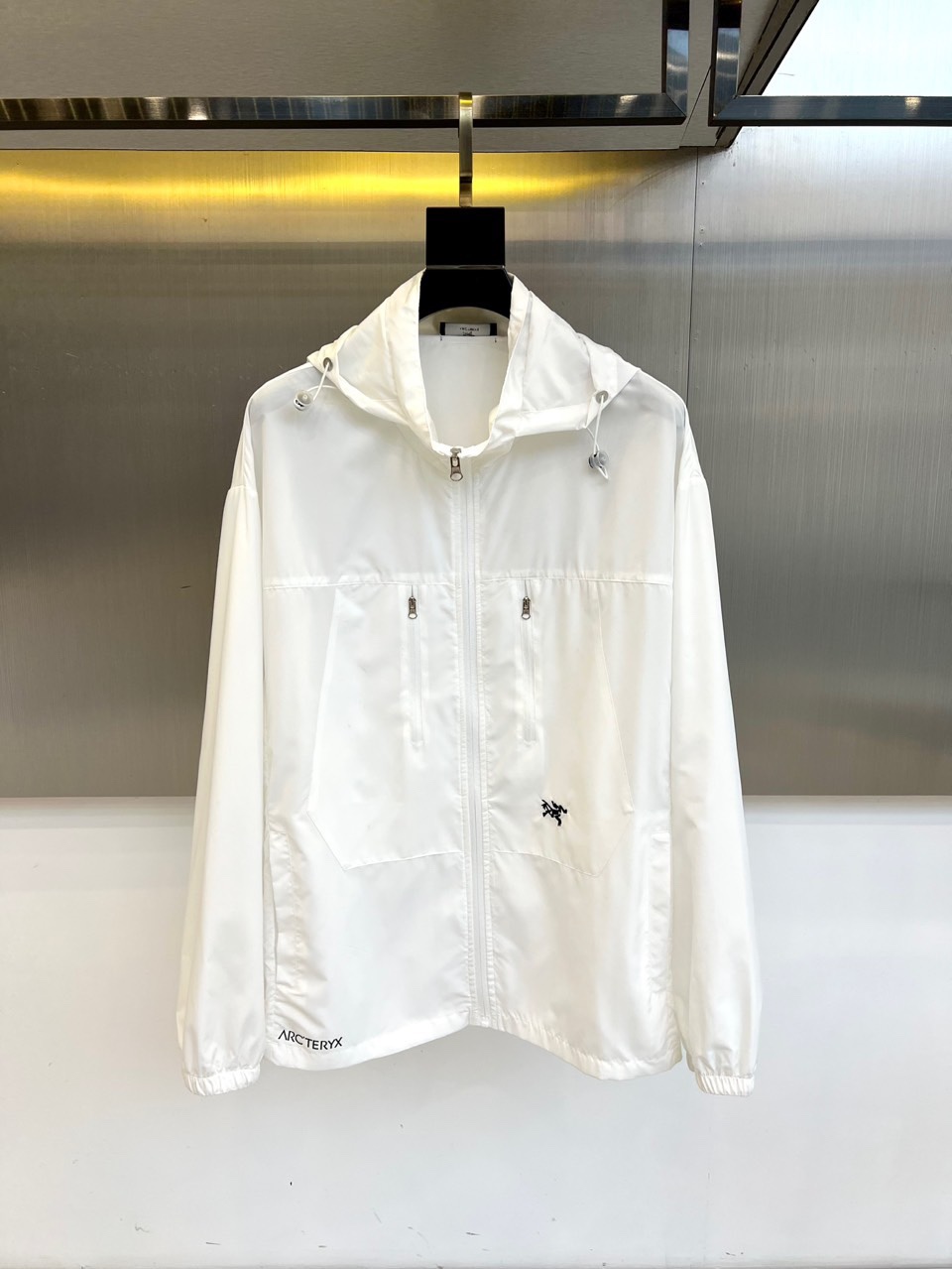 
Arcteryx 始祖鸟、2025男士连帽休闲夹克春夏装薄款外套防晒衣。超轻四面弹力防晒面料，全压胶防