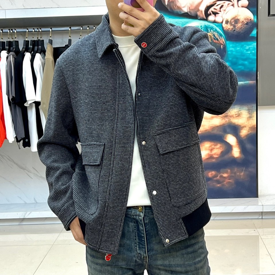 
Kiton奇顿、2025秋冬新品翻领夹克外套。微宽松版型，经典翻领夹克版型微落肩设计，简洁大方，甄选肌