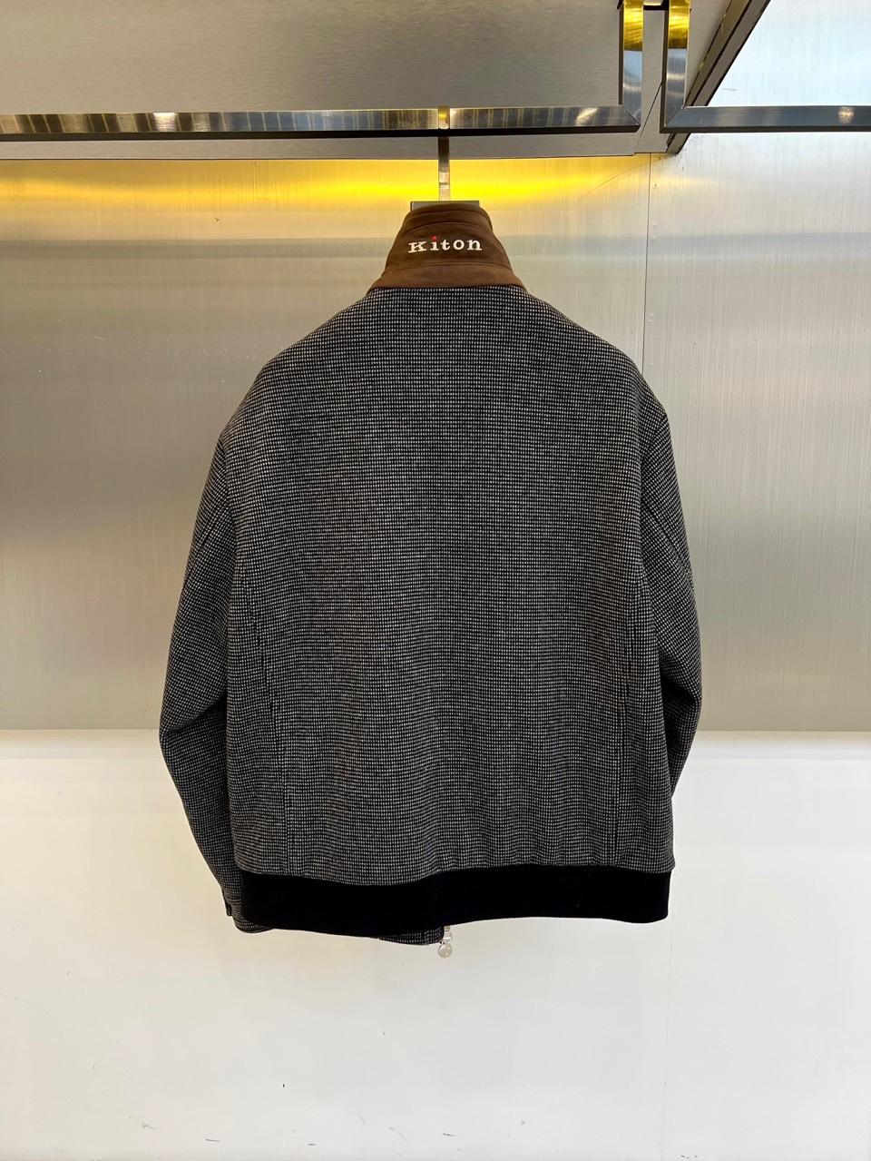 
Kiton奇顿、2025秋冬新品翻领夹克外套。微宽松版型，经典翻领夹克版型微落肩设计，简洁大方，甄选肌