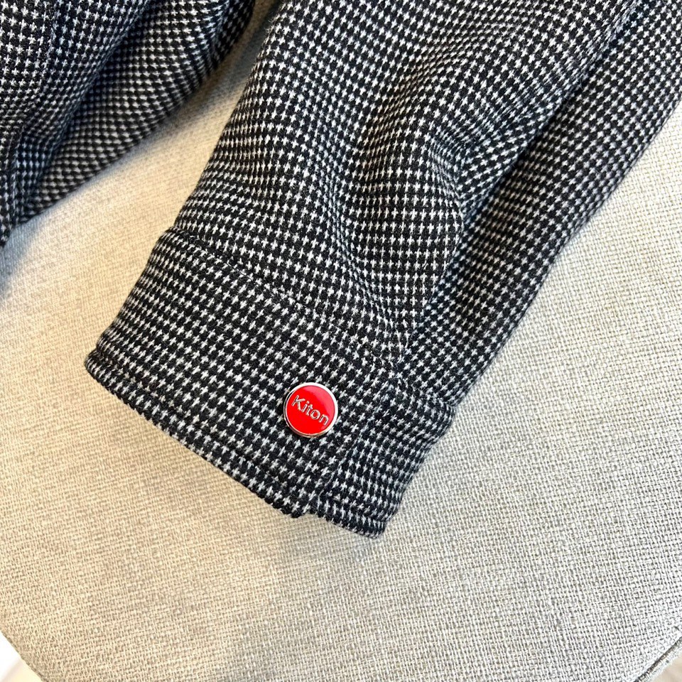 
Kiton奇顿、2025秋冬新品翻领夹克外套。微宽松版型，经典翻领夹克版型微落肩设计，简洁大方，甄选肌