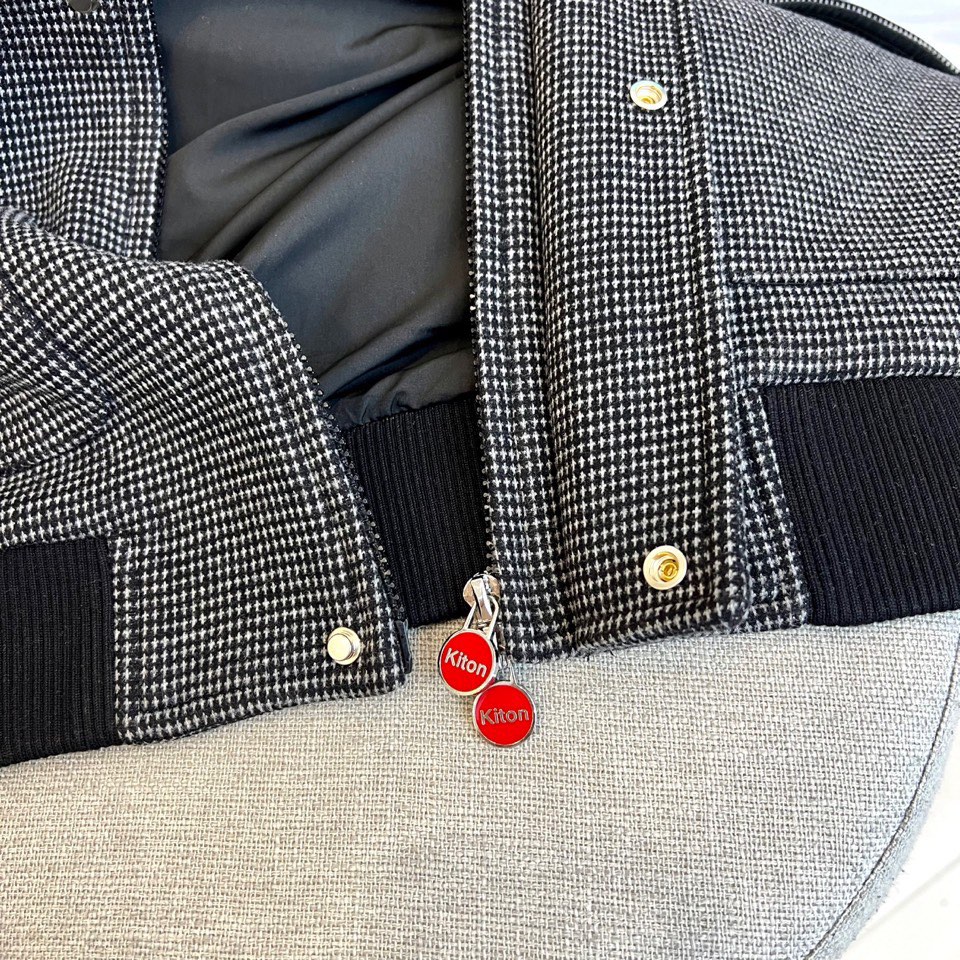 
Kiton奇顿、2025秋冬新品翻领夹克外套。微宽松版型，经典翻领夹克版型微落肩设计，简洁大方，甄选肌