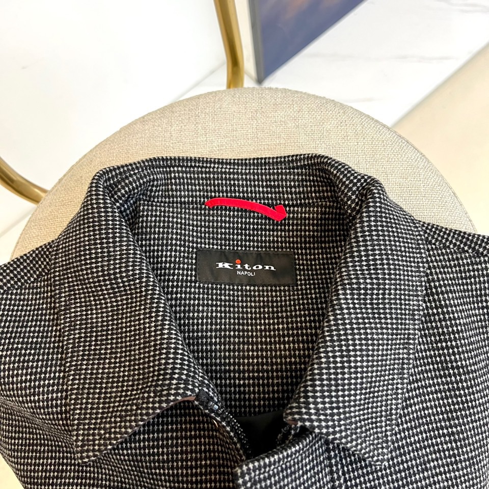 
Kiton奇顿、2025秋冬新品翻领夹克外套。微宽松版型，经典翻领夹克版型微落肩设计，简洁大方，甄选肌