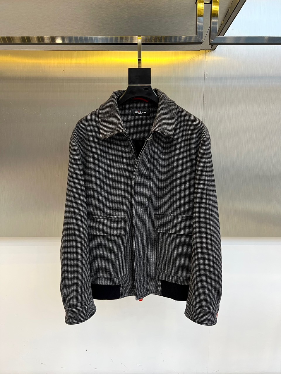 
Kiton奇顿、2025秋冬新品翻领夹克外套。微宽松版型，经典翻领夹克版型微落肩设计，简洁大方，甄选肌