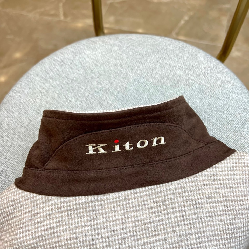 
Kiton奇顿、2025秋冬新品翻领夹克外套。微宽松版型，经典翻领夹克版型微落肩设计，简洁大方，甄选肌