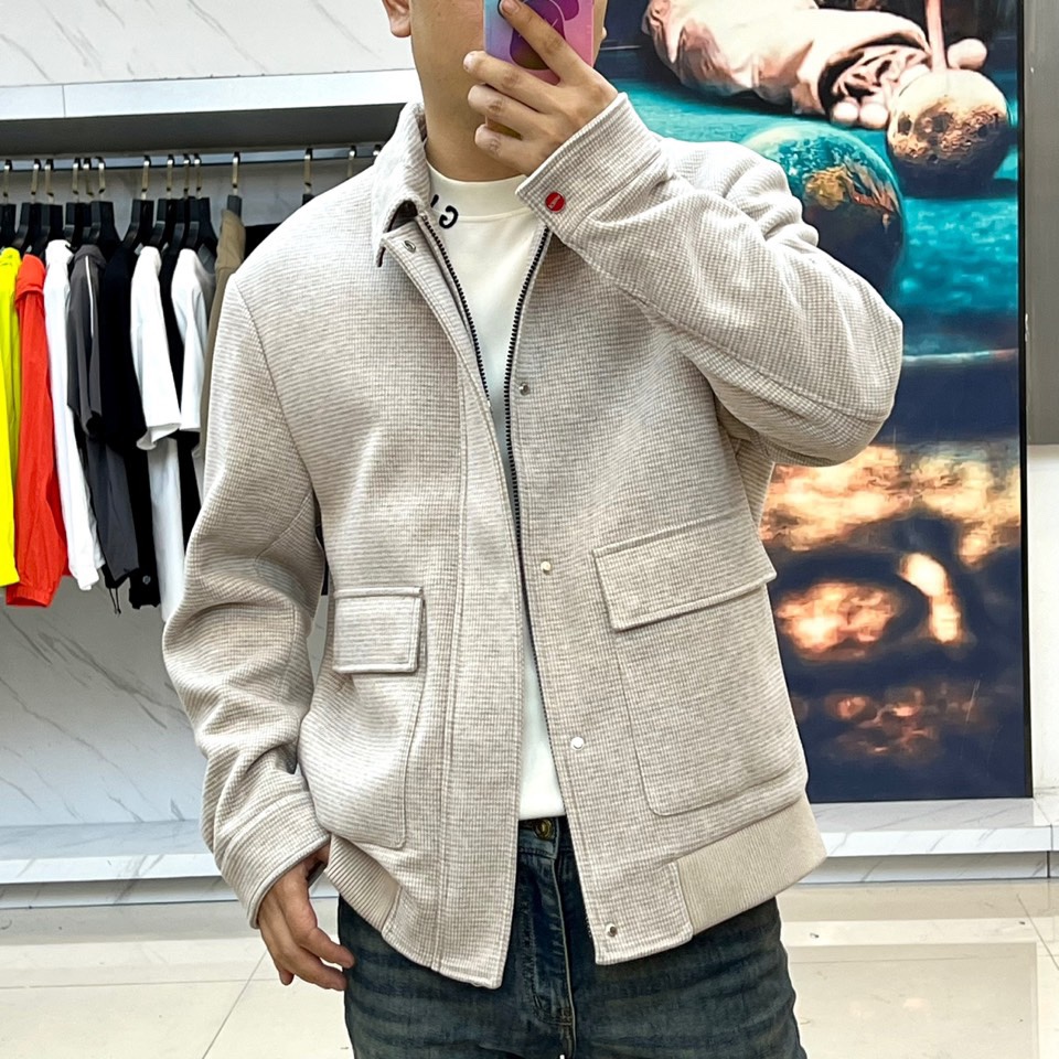 
Kiton奇顿、2025秋冬新品翻领夹克外套。微宽松版型，经典翻领夹克版型微落肩设计，简洁大方，甄选肌