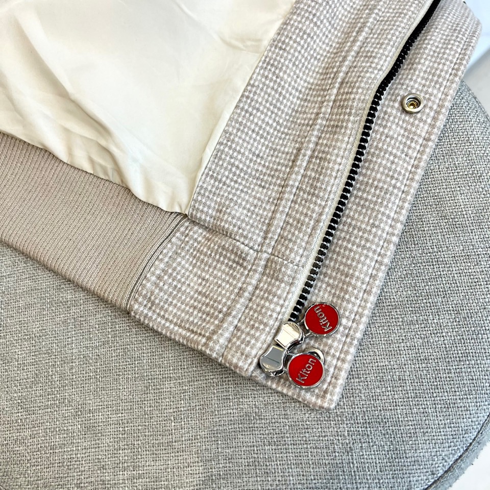 
Kiton奇顿、2025秋冬新品翻领夹克外套。微宽松版型，经典翻领夹克版型微落肩设计，简洁大方，甄选肌