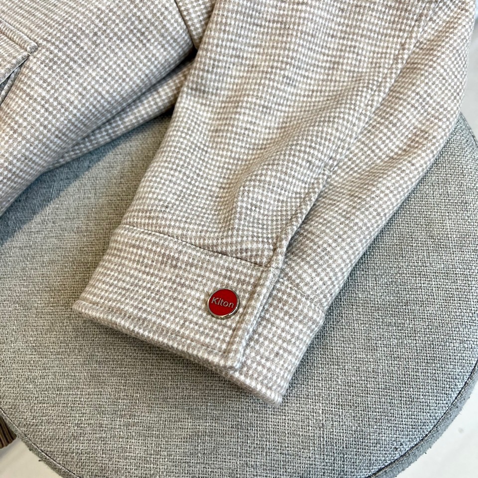 
Kiton奇顿、2025秋冬新品翻领夹克外套。微宽松版型，经典翻领夹克版型微落肩设计，简洁大方，甄选肌