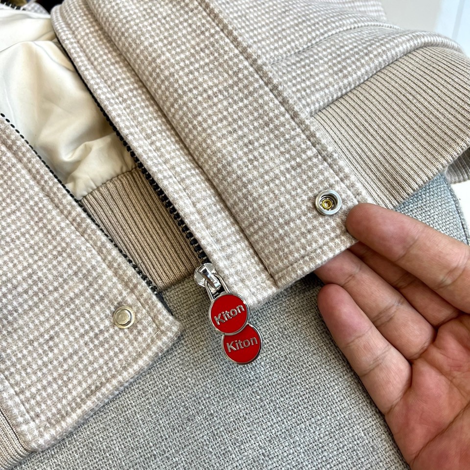 
Kiton奇顿、2025秋冬新品翻领夹克外套。微宽松版型，经典翻领夹克版型微落肩设计，简洁大方，甄选肌