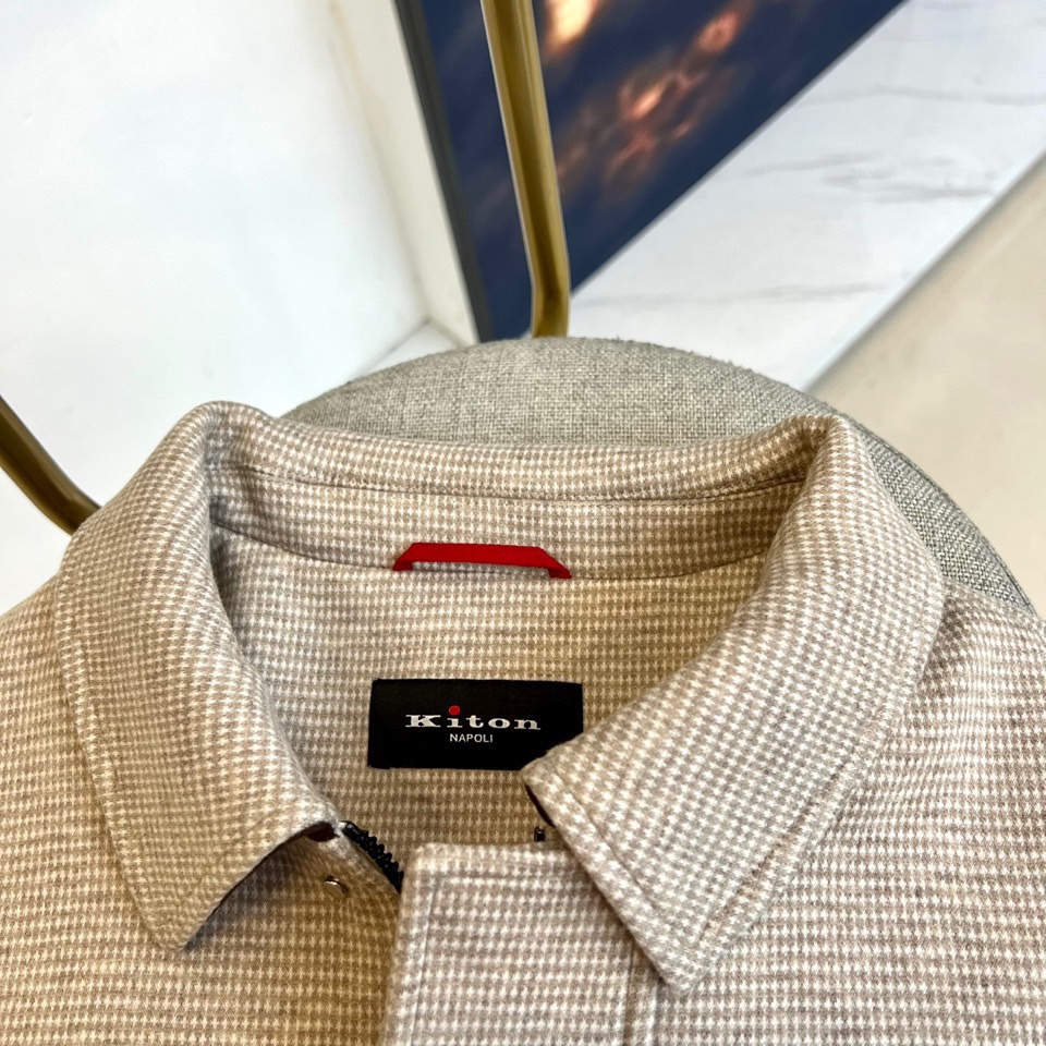 
Kiton奇顿、2025秋冬新品翻领夹克外套。微宽松版型，经典翻领夹克版型微落肩设计，简洁大方，甄选肌