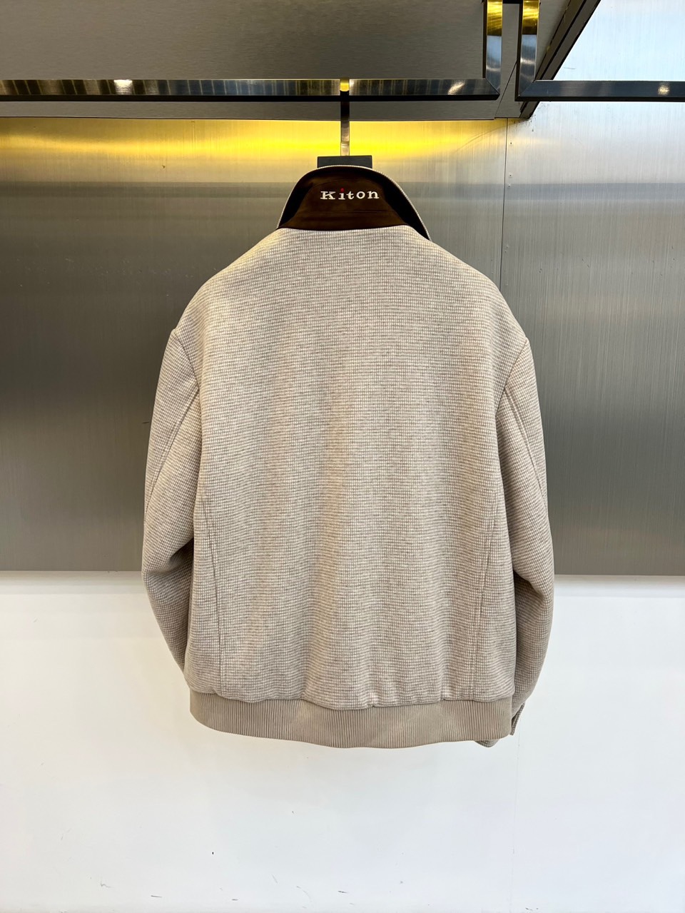 
Kiton奇顿、2025秋冬新品翻领夹克外套。微宽松版型，经典翻领夹克版型微落肩设计，简洁大方，甄选肌