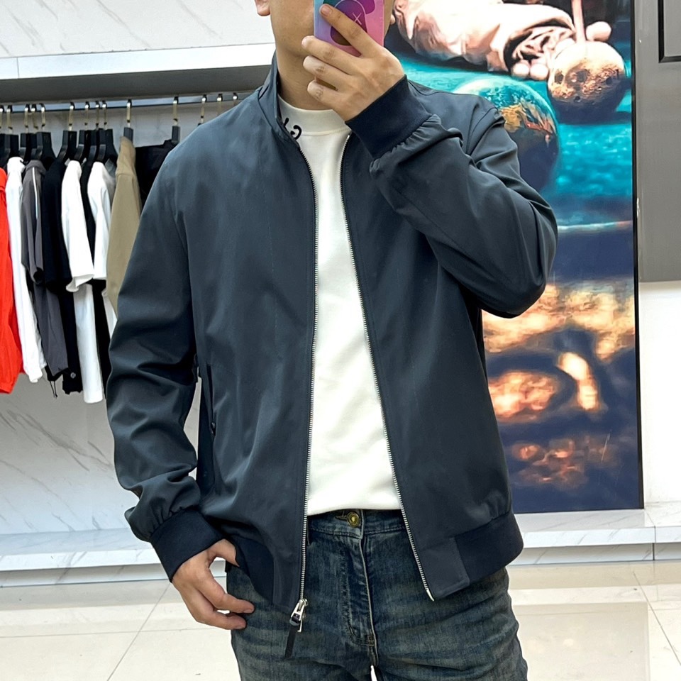 
TF汤姆福特、25s秋冬新品经典哈林顿立领商务休闲新款男士修身简约夹克外套。tf经典立领夹克，背后风琴