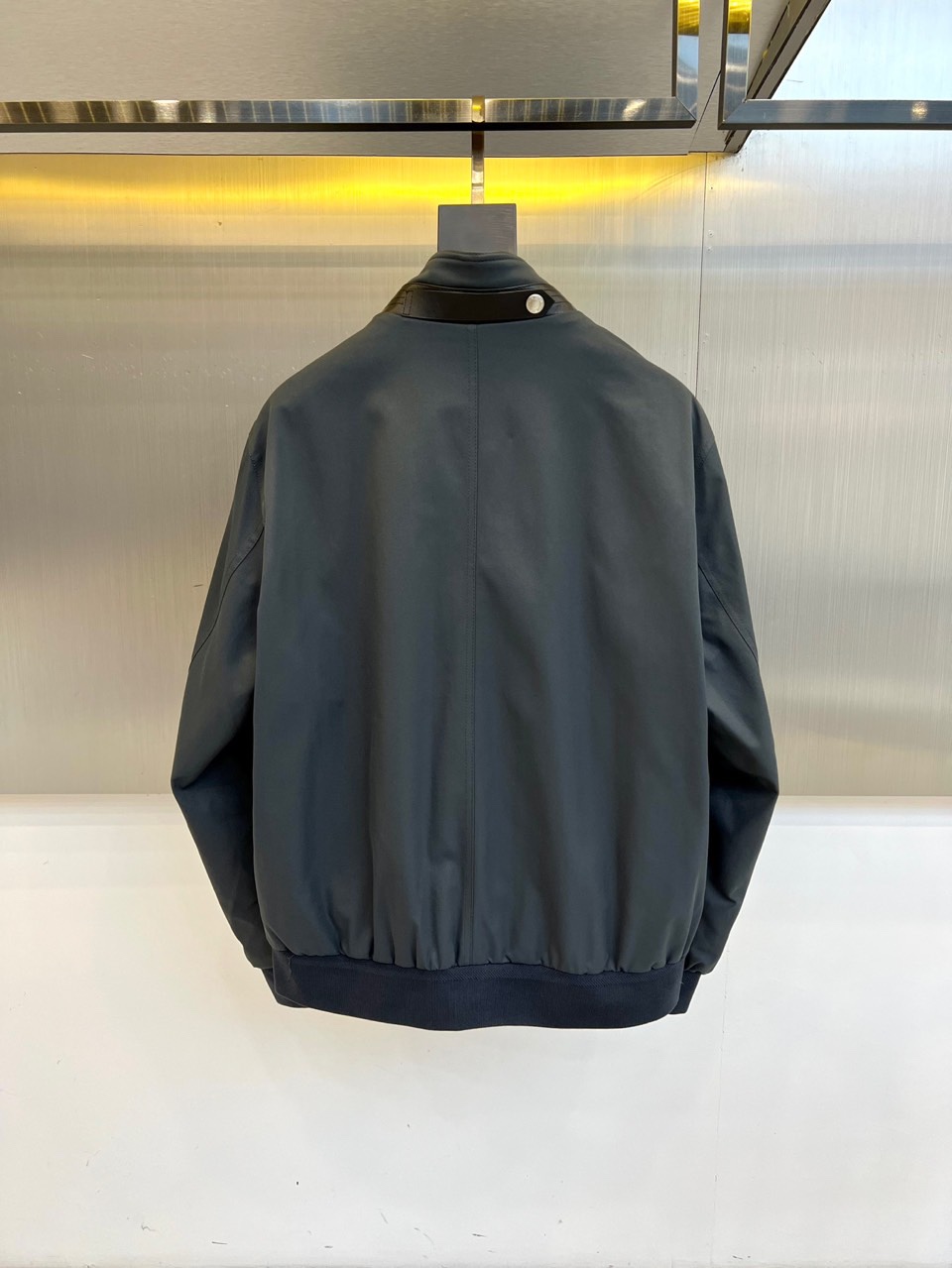 
TF汤姆福特、25s秋冬新品经典哈林顿立领商务休闲新款男士修身简约夹克外套。tf经典立领夹克，背后风琴