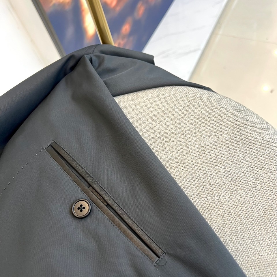 
TF汤姆福特、25s秋冬新品经典哈林顿立领商务休闲新款男士修身简约夹克外套。tf经典立领夹克，背后风琴