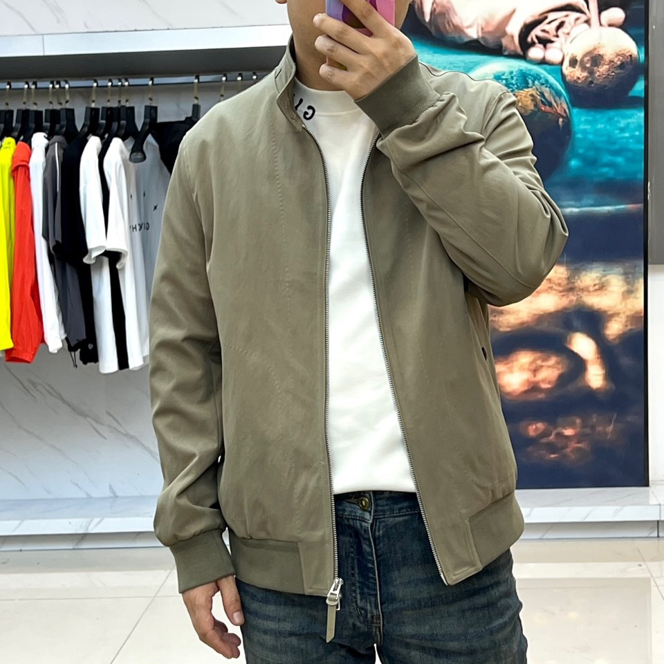 
TF汤姆福特、25s秋冬新品经典哈林顿立领商务休闲新款男士修身简约夹克外套。tf经典立领夹克，背后风琴