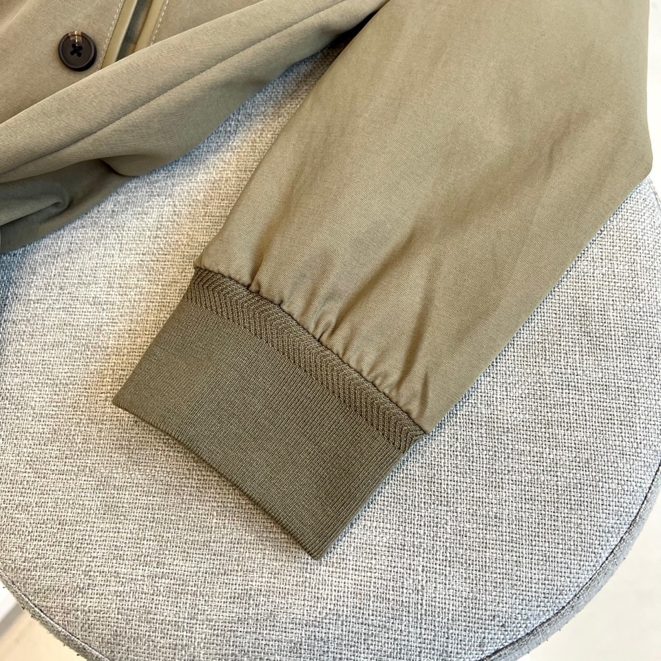 
TF汤姆福特、25s秋冬新品经典哈林顿立领商务休闲新款男士修身简约夹克外套。tf经典立领夹克，背后风琴