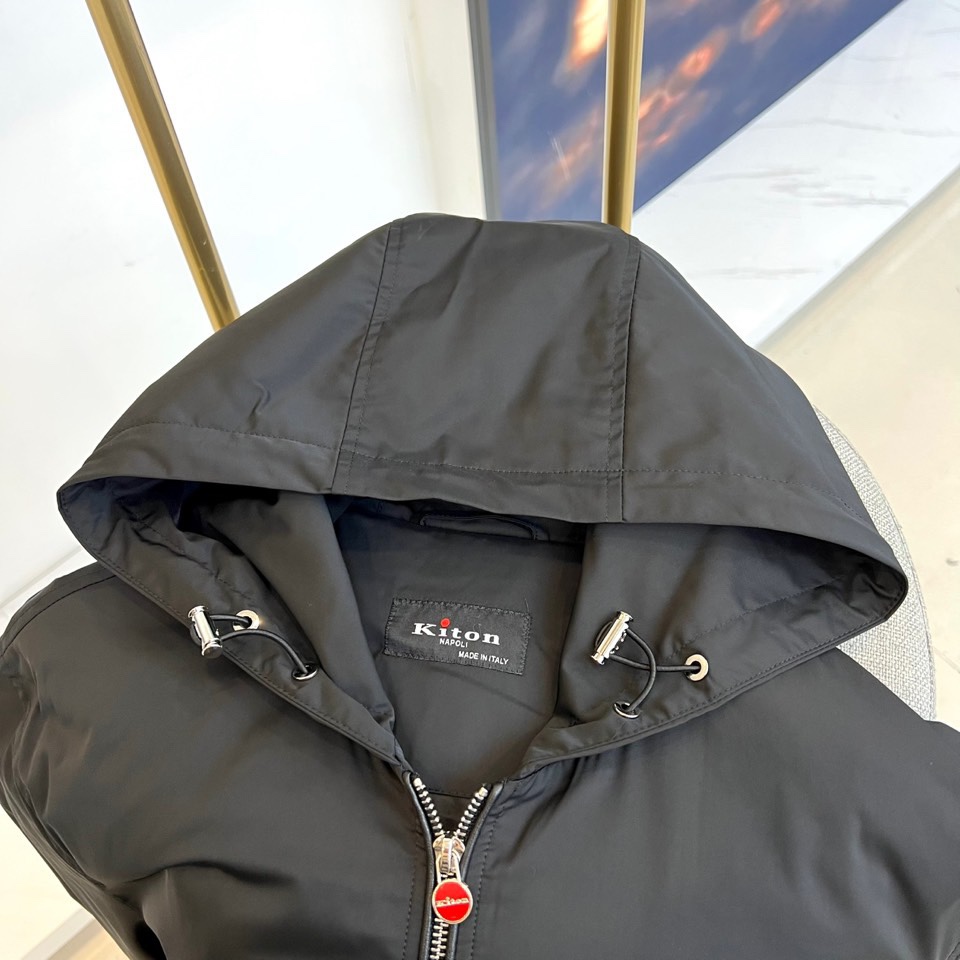 
Kiton 奇顿 2025ss 秋冬新品男士拉链连帽夹克外套，帽子可脱卸， 高奢内敛低调，轻松驾驭不挑
