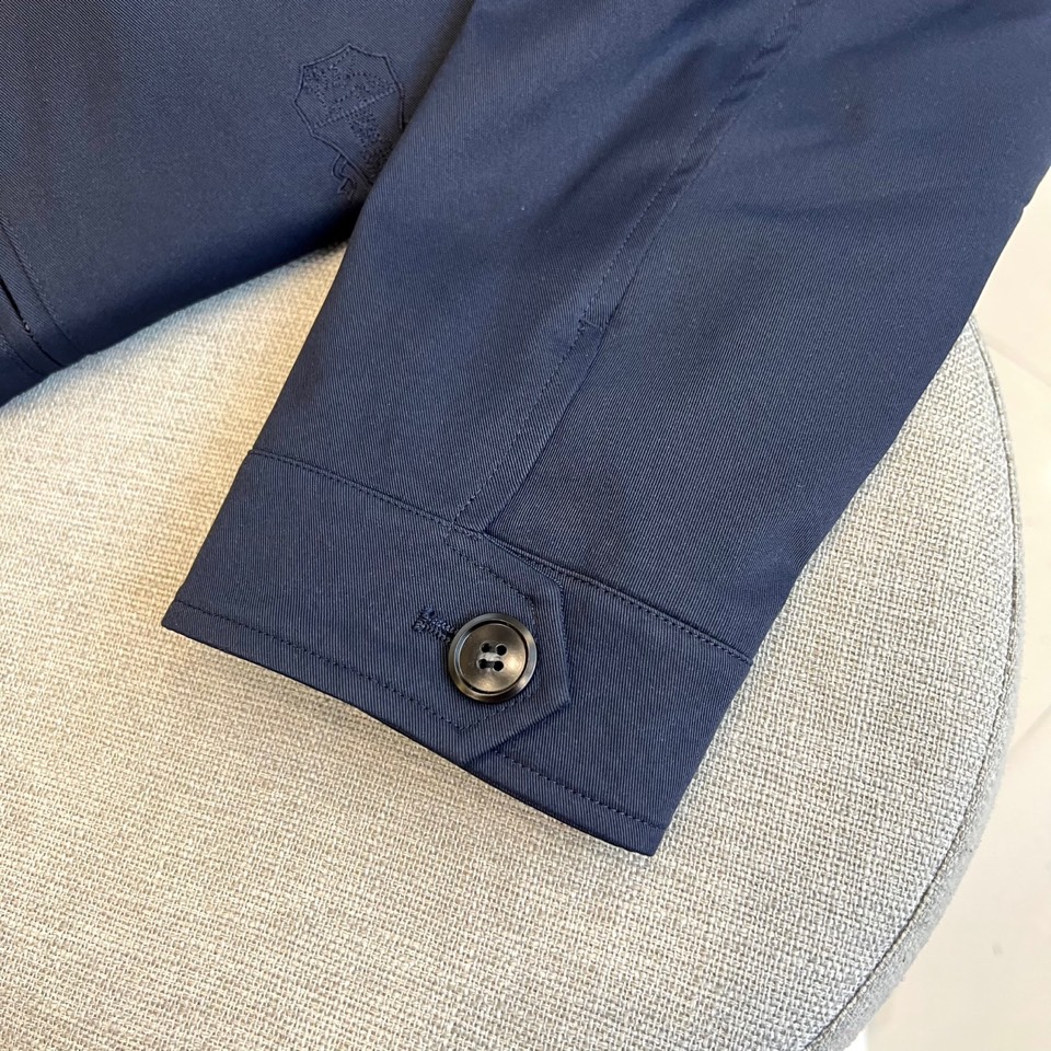 
Brunello cucinelli-BC 2025秋冬新款时尚刺绣商务休闲防风翻领夹克外套。颇具意大