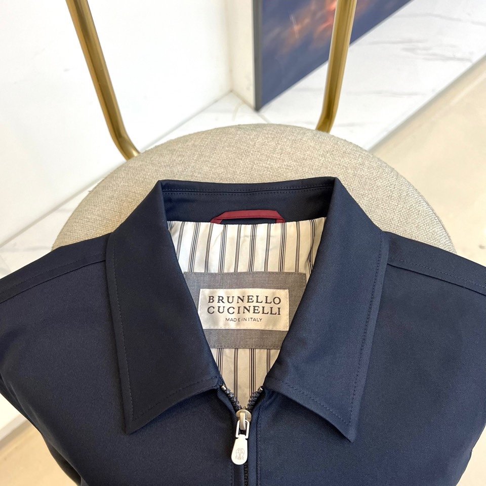 
Brunello cucinelli-BC 2025秋冬新款时尚刺绣商务休闲防风翻领夹克外套。颇具意大