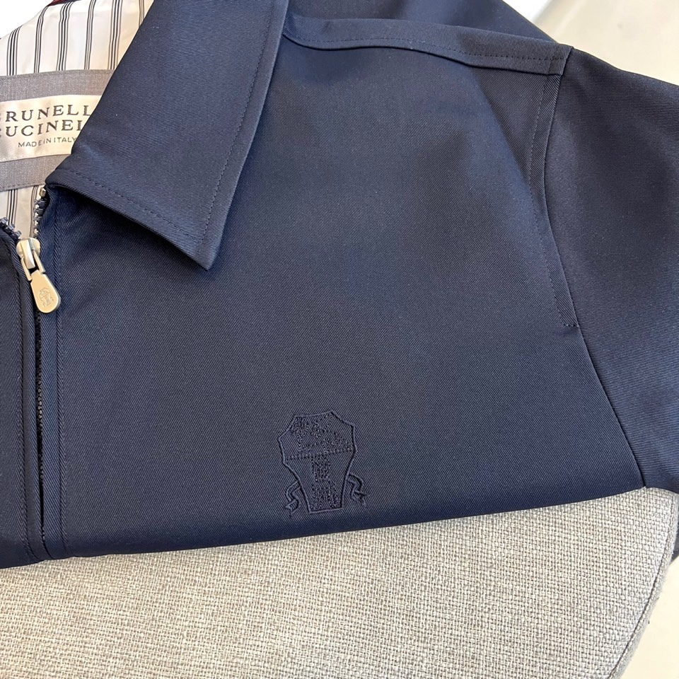 
Brunello cucinelli-BC 2025秋冬新款时尚刺绣商务休闲防风翻领夹克外套。颇具意大