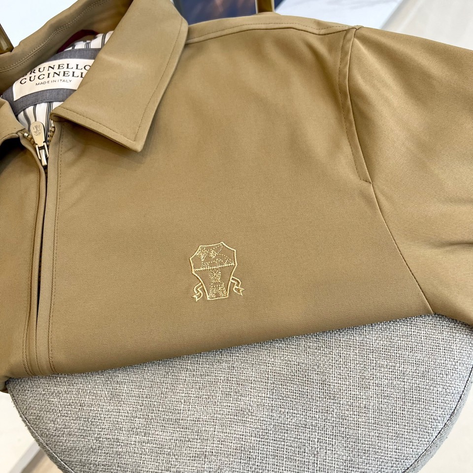 
Brunello cucinelli-BC 2025秋冬新款时尚刺绣商务休闲防风翻领夹克外套。颇具意大