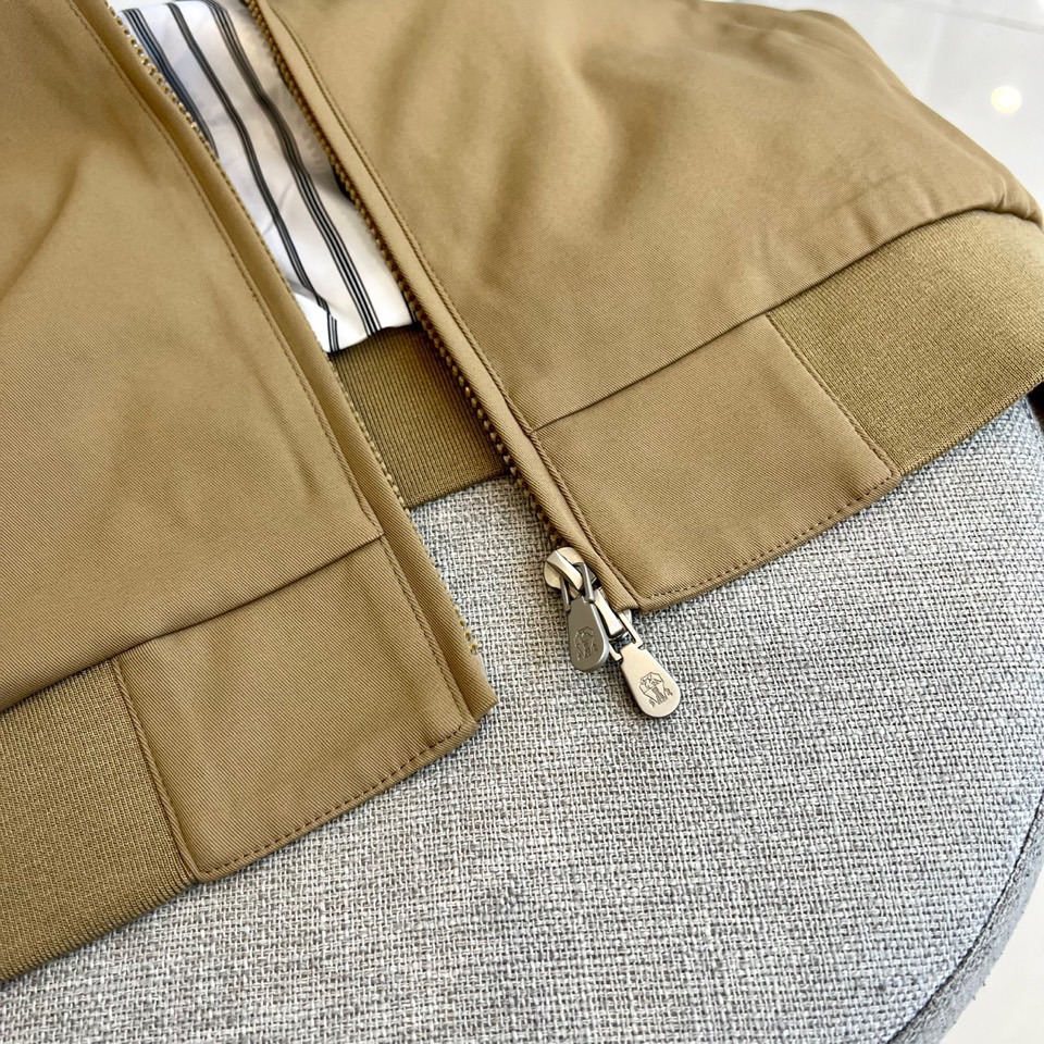 
Brunello cucinelli-BC 2025秋冬新款时尚刺绣商务休闲防风翻领夹克外套。颇具意大