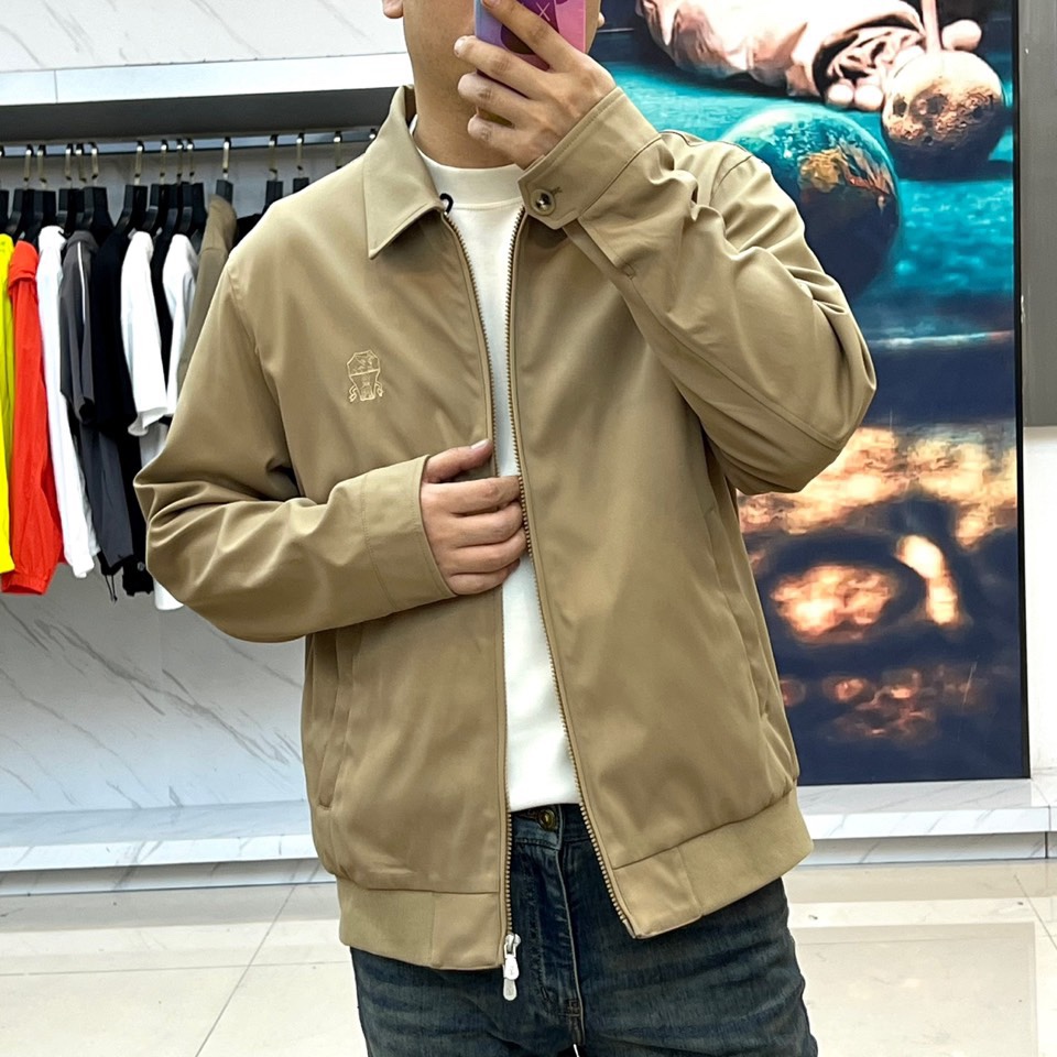 
Brunello cucinelli-BC 2025秋冬新款时尚刺绣商务休闲防风翻领夹克外套。颇具意大