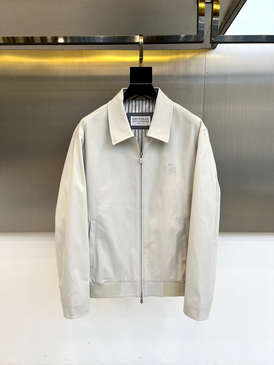 
Brunello cucinelli-BC 2025秋冬新款时尚刺绣商务休闲防风翻领夹克外套。颇具意大