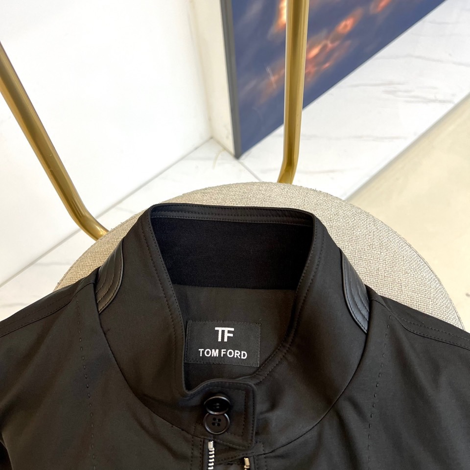 
TF汤姆福特、25s秋冬新品经典哈林顿立领商务休闲新款男士修身简约夹克外套。tf经典立领夹克，背后风琴