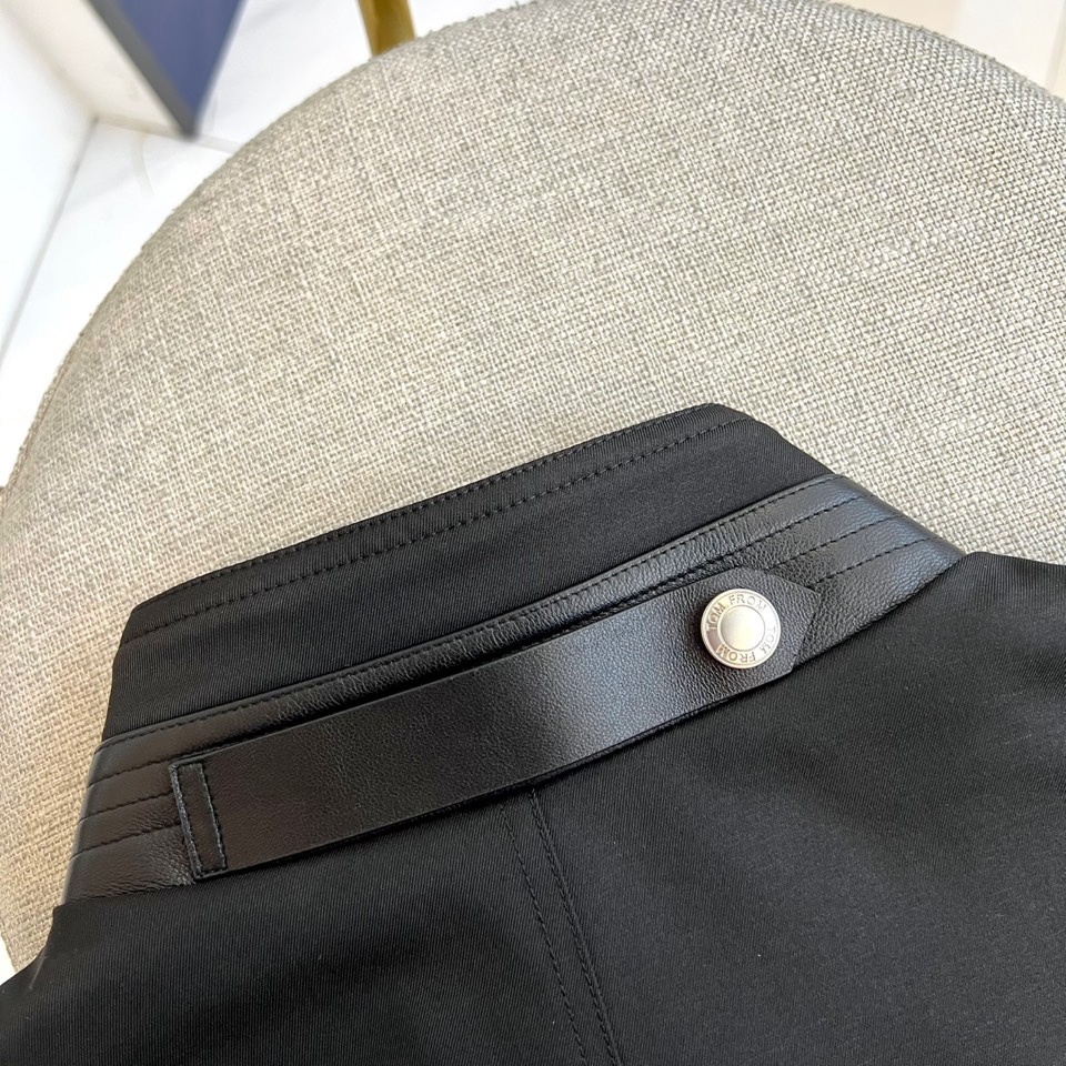 
TF汤姆福特、25s秋冬新品经典哈林顿立领商务休闲新款男士修身简约夹克外套。tf经典立领夹克，背后风琴