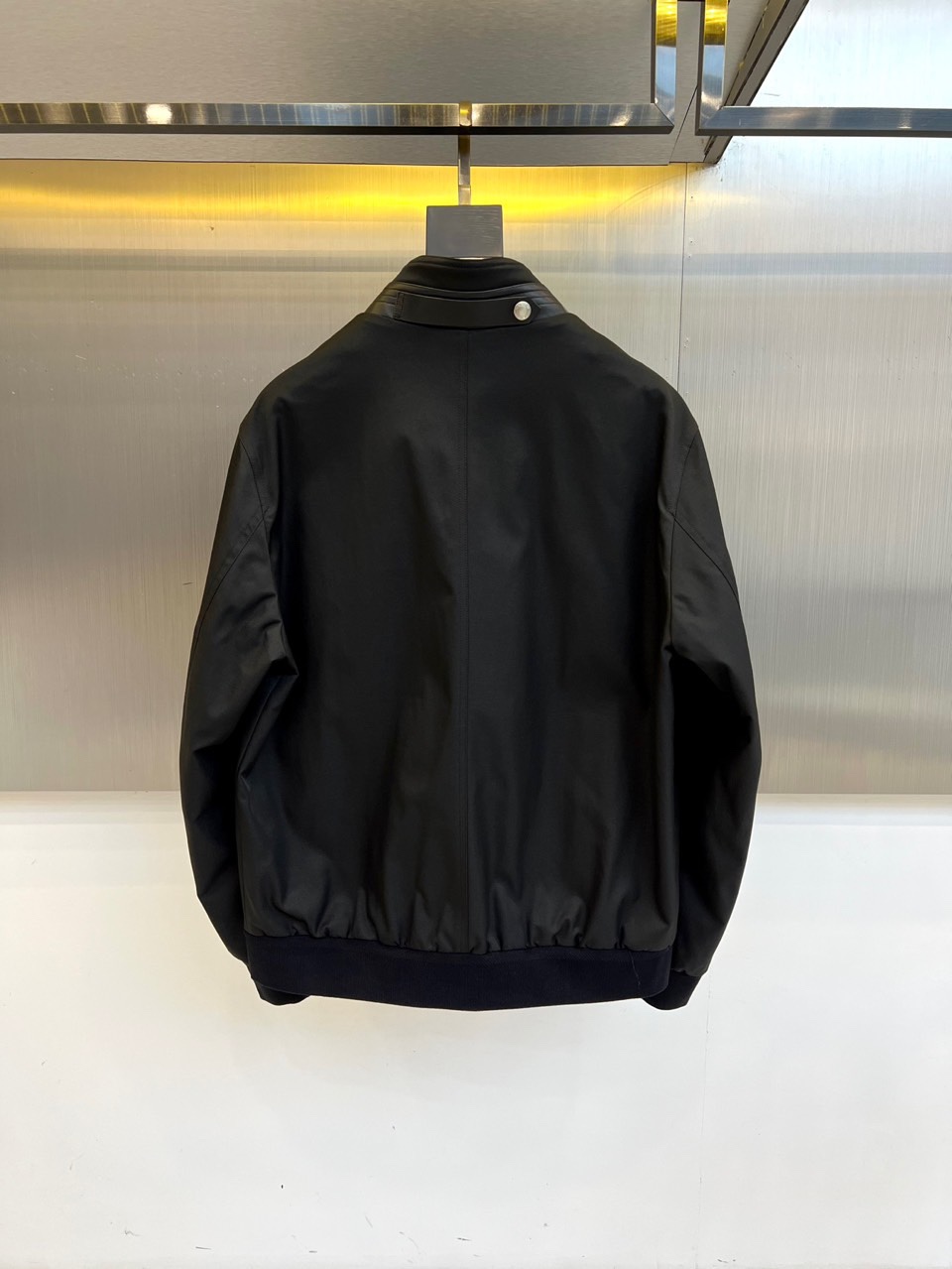 
TF汤姆福特、25s秋冬新品经典哈林顿立领商务休闲新款男士修身简约夹克外套。tf经典立领夹克，背后风琴