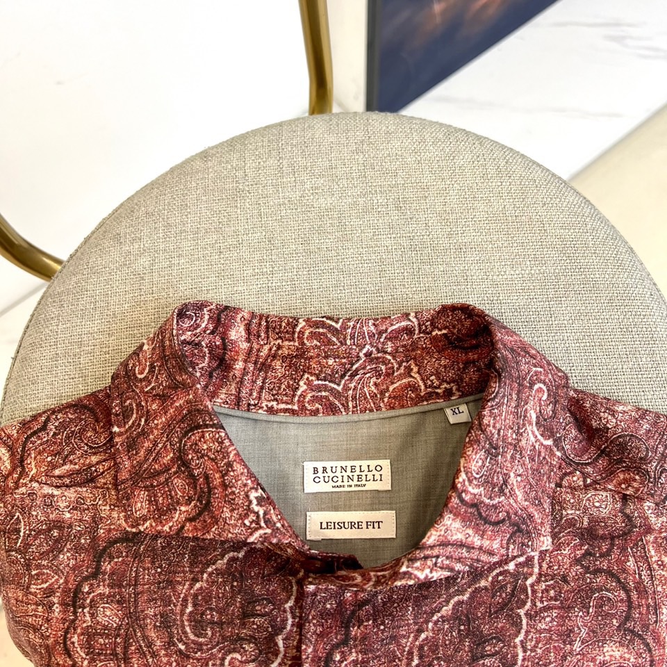 
BRUNELLO CUCINELLI 复古花纹衬衫

25秋冬新品，深红底色铺满细腻手绘纹样，100%