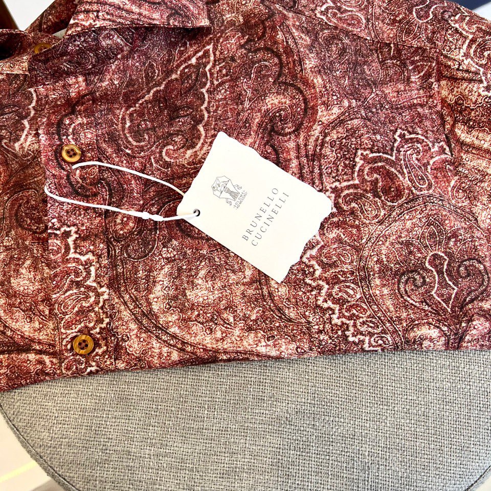 
BRUNELLO CUCINELLI 复古花纹衬衫

25秋冬新品，深红底色铺满细腻手绘纹样，100%