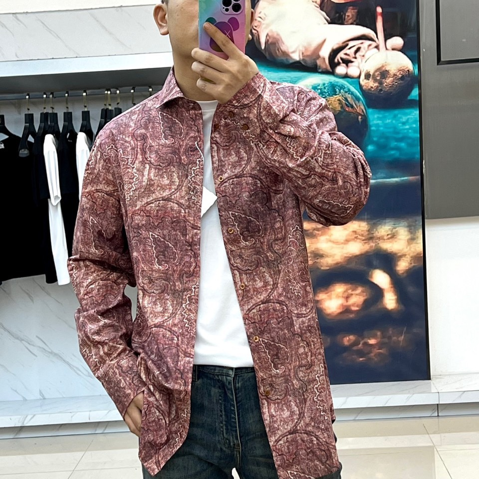 
BRUNELLO CUCINELLI 复古花纹衬衫

25秋冬新品，深红底色铺满细腻手绘纹样，100%