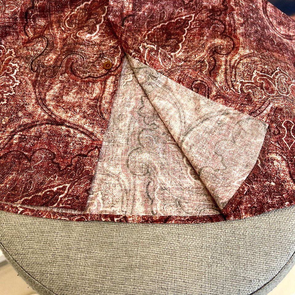 
BRUNELLO CUCINELLI 复古花纹衬衫

25秋冬新品，深红底色铺满细腻手绘纹样，100%