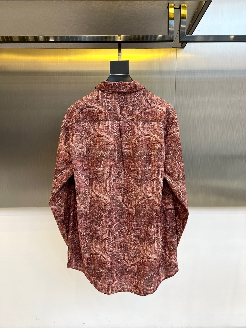 
BRUNELLO CUCINELLI 复古花纹衬衫

25秋冬新品，深红底色铺满细腻手绘纹样，100%