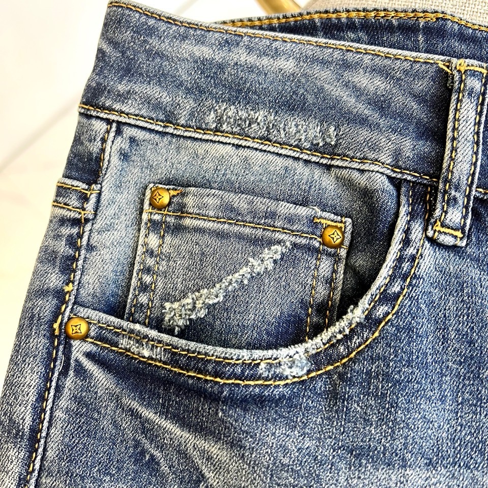 
1v、2025春夏新款男士五口袋牛仔裤，面料含有莱卡莱卡纤维，随身而动，忠于原有衣形，融入弹力纤维，纯