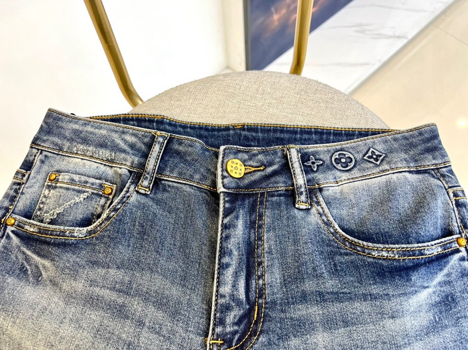 
1v、2025春夏新款男士五口袋牛仔裤，面料含有莱卡莱卡纤维，随身而动，忠于原有衣形，融入弹力纤维，纯