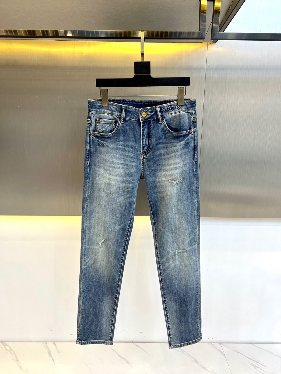 
1v、2025春夏新款男士五口袋牛仔裤，面料含有莱卡莱卡纤维，随身而动，忠于原有衣形，融入弹力纤维，纯