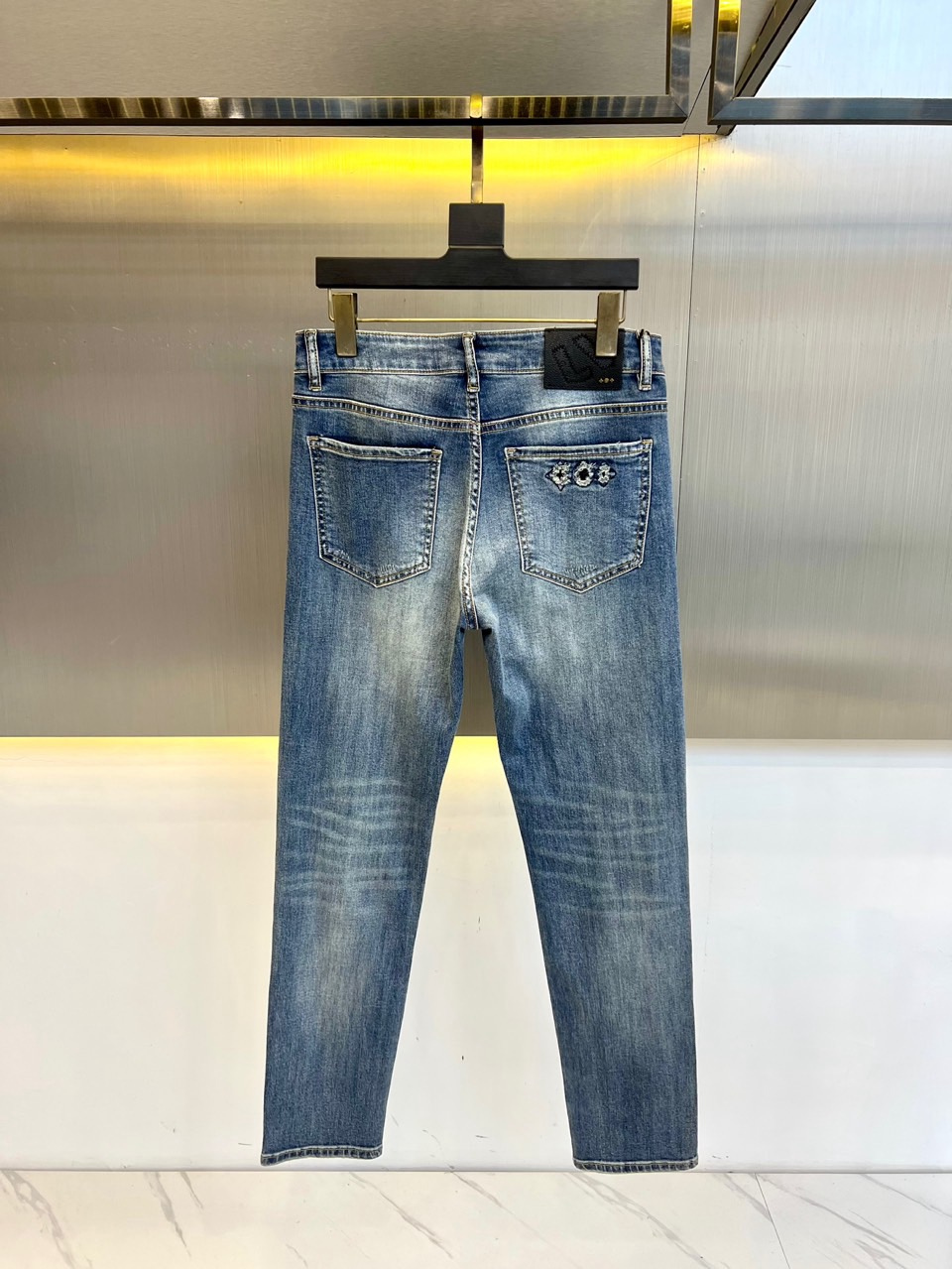 
1v、2025春夏新款男士五口袋牛仔裤，面料含有莱卡莱卡纤维，随身而动，忠于原有衣形，融入弹力纤维，纯