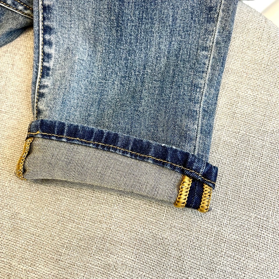 
1v、2025春夏新款男士五口袋牛仔裤，面料含有莱卡莱卡纤维，随身而动，忠于原有衣形，融入弹力纤维，纯