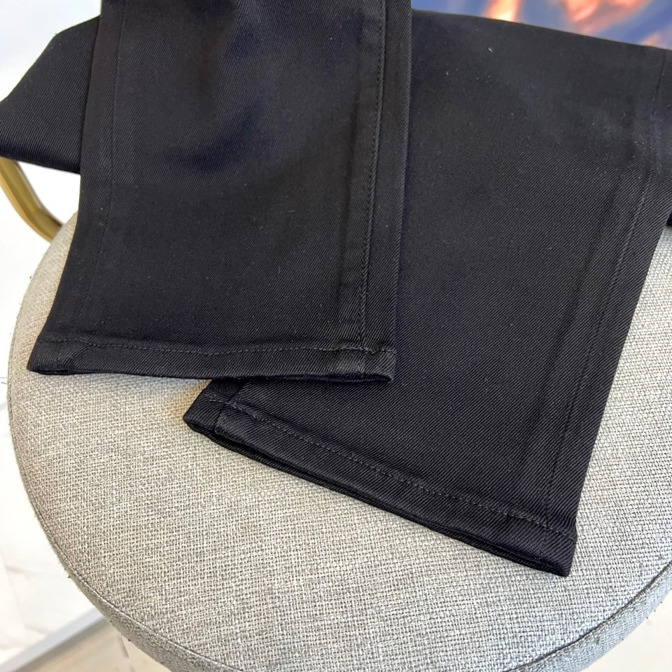 
阿玛尼、2025秋冬新款男士五口袋牛仔裤，（抢先发售）面料含有莱卡莱卡纤维，随身而动，忠于原有衣形，融