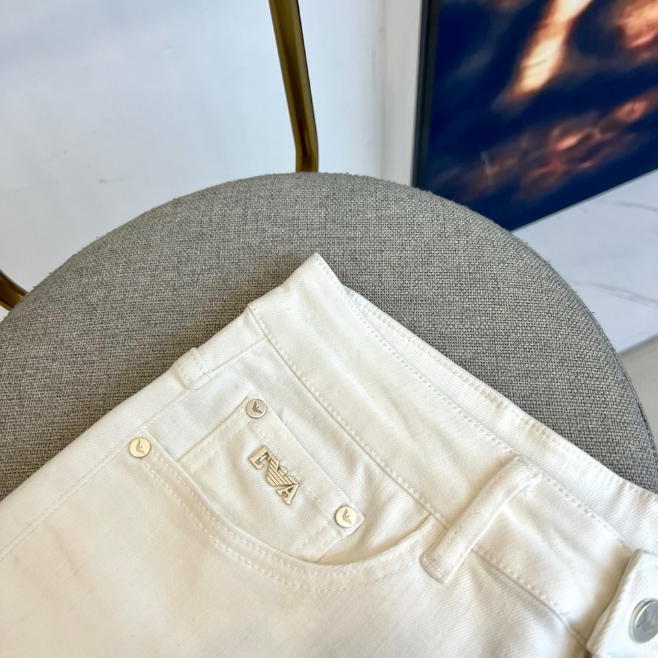 
阿玛尼、2025秋冬新款男士五口袋牛仔裤，（抢先发售）面料含有莱卡莱卡纤维，随身而动，忠于原有衣形，融