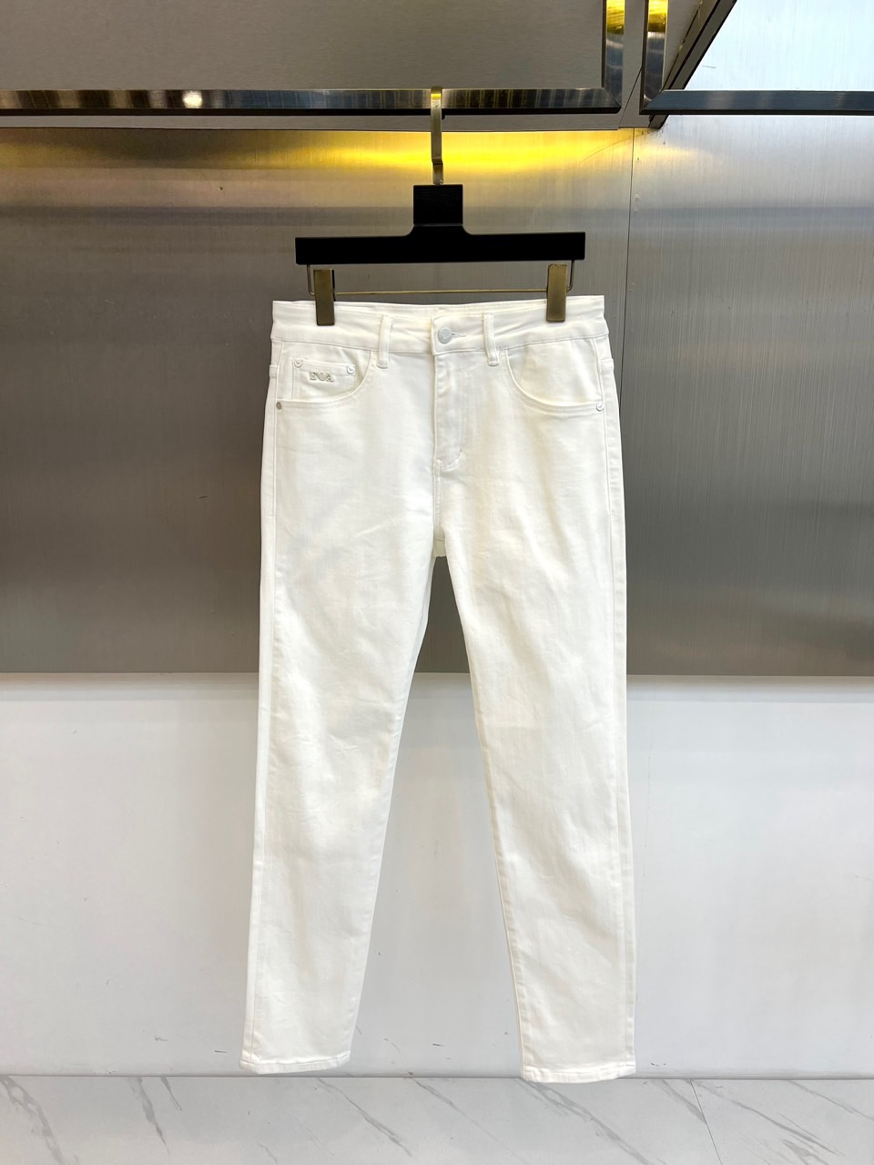 
阿玛尼、2025秋冬新款男士五口袋牛仔裤，（抢先发售）面料含有莱卡莱卡纤维，随身而动，忠于原有衣形，融