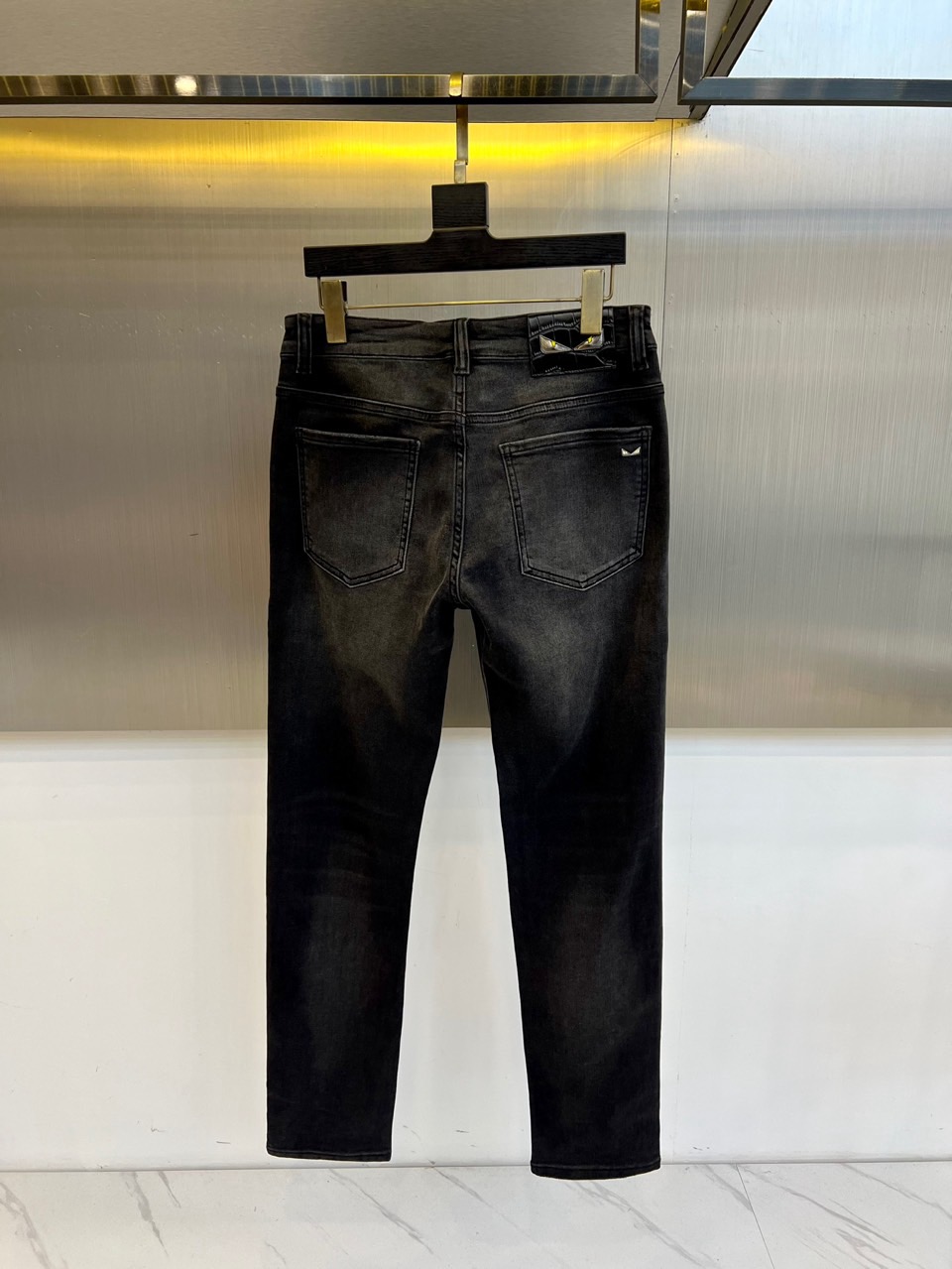 
芬迪、2025秋冬新款男士五口袋牛仔裤，（抢先发售）面料含有莱卡莱卡纤维，随身而动，忠于原有衣形，融入